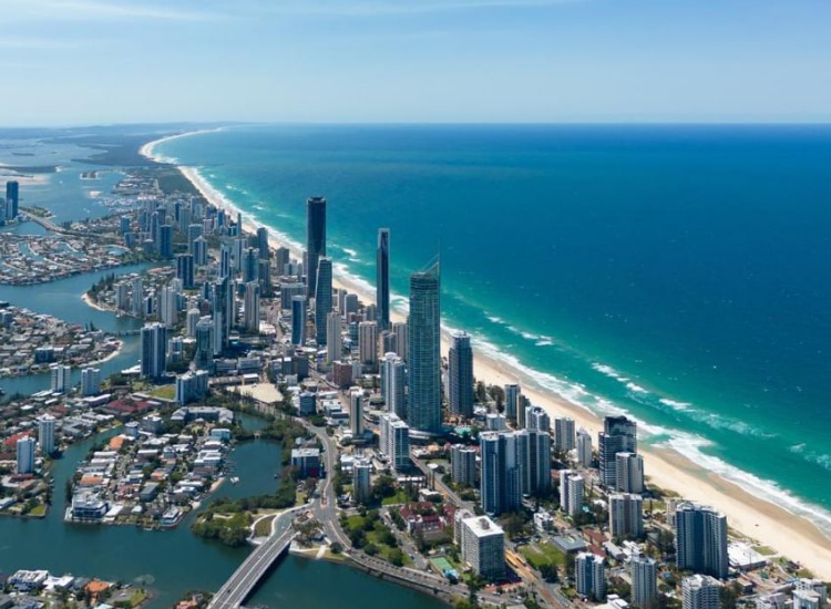 Bãi biển Surfers Paradise sôi động tại Gold Coast Úc với hoạt động lướt sóng
